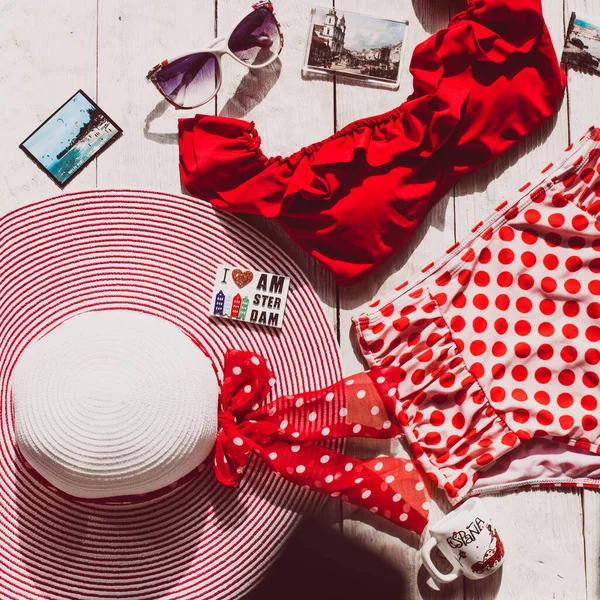 Traje Baño Retro Rojo Femenino Accesorios Playa Sobre Fondo Madera — Foto de Stock