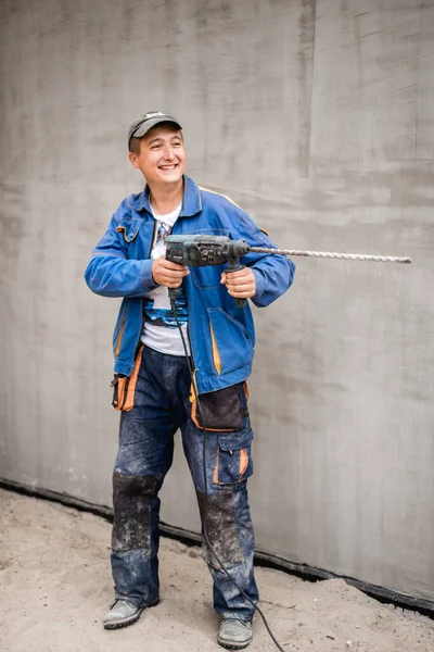 Jonge Bouwvakker Buiten Renovatieachtergrond — Stockfoto