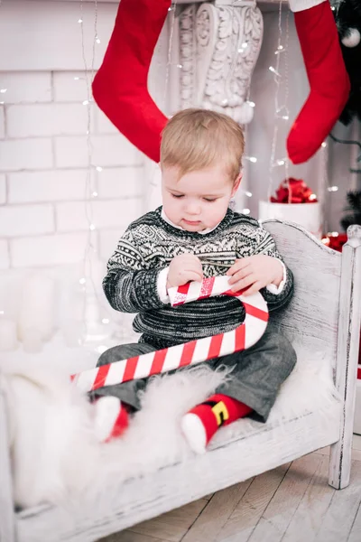 暖炉とクリスマスツリーの周りの若い男の子居心地の良い雰囲気のクリスマスの肖像画 — ストック写真