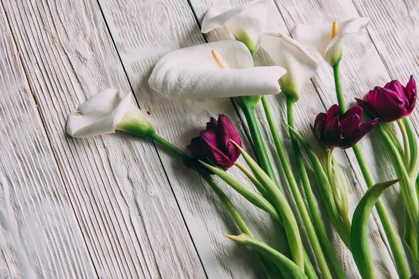 Mockup Branco Calla Flores Fundo Madeira Branco Flat Lay Fundo — Fotografia de Stock