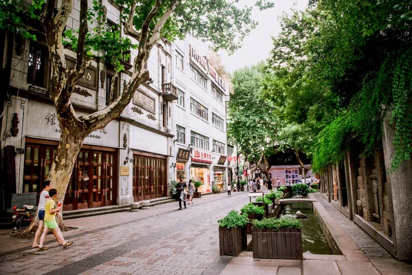 Hangzhou Cina Agosto 2017 Street Tourists Street Food Soveniers Tradizionali — Foto Stock