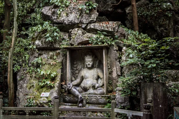 Lingyin Tapınağı 'ndaki (Ruhlar Tapınağı) Feilai Feng' de kaya atölyesi. Çin 'deki en büyük Budist tapınaklarından biri.