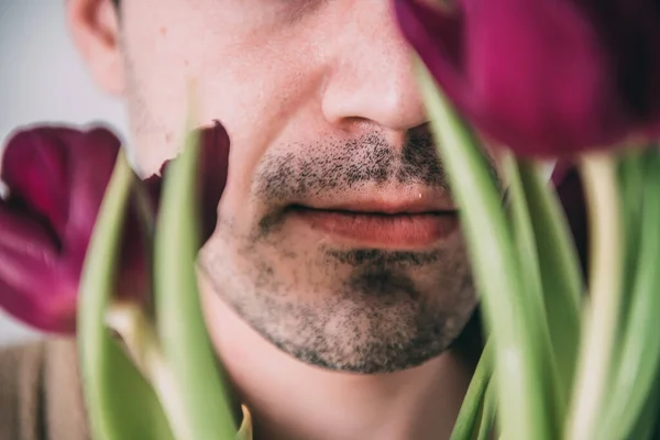 Bonito Homem Com Uma Barba Vermelho Tulipa Flores Close — Fotografia de Stock