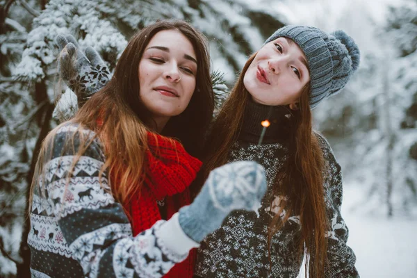 Dois Jovens Amigos Hipster Menina Adolescente Juntos Close Retrato Moda — Fotografia de Stock