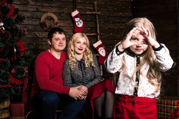 Vacker Ung Familj Rött Har Roligt Tillsammans För Julen Semester — Stockfoto