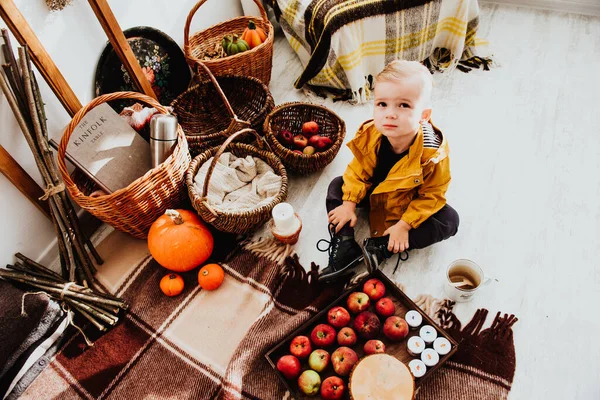 Cool Chico Hipster Moda Años Edad Lleva Chaqueta Amarilla Posando — Foto de Stock