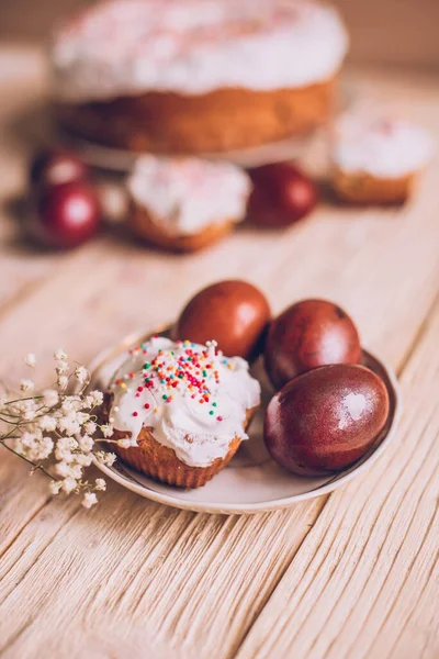 Mesa Pascua Con Pasteles Tradicionales Pascua Huevos Pascua Con Rama — Foto de Stock