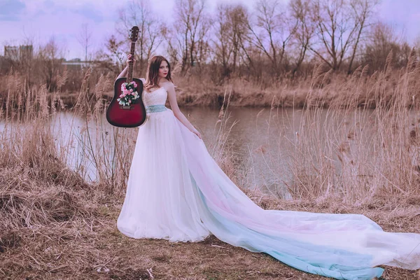 Menina Europeia Romântica Bonita Com Guitarra Com Flores Dentro Posando — Fotografia de Stock