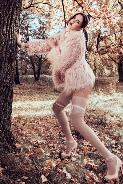 Modelo Femenino Moda Ropa Moda Abrigo Piel Posando Bosque Otoño — Foto de Stock