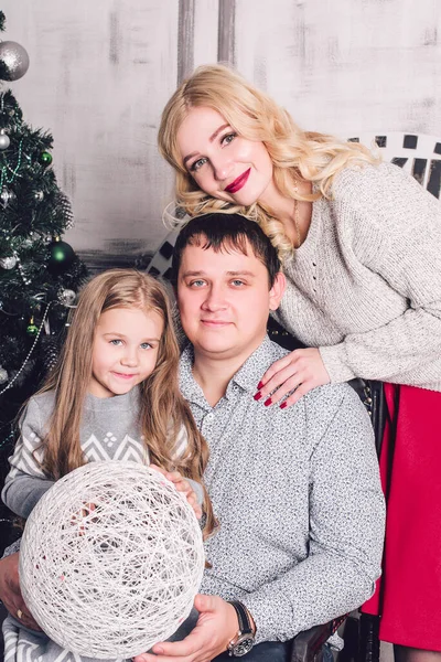 Famiglia Che Riunisce Vicino All Albero Natale Orologio Sullo Sfondo — Foto Stock
