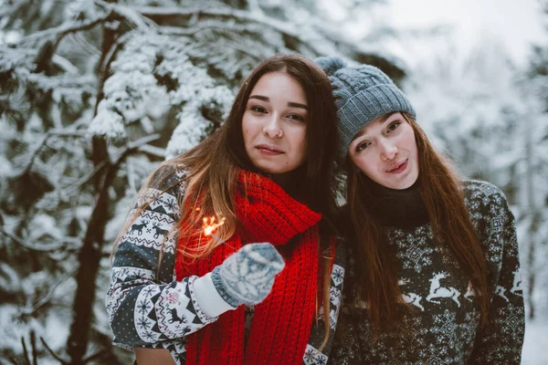 Two Young Teenage Hipster Girl Friends Together Close Fashion Portrait — стоковое фото