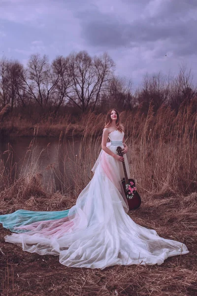 Menina Europeia Romântica Bonita Com Guitarra Com Flores Dentro Posando — Fotografia de Stock