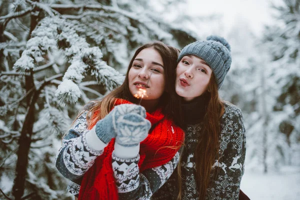 Dva Mladí Teenageři Hipster Dívka Přátelé Společně Close Módní Portrét — Stock fotografie