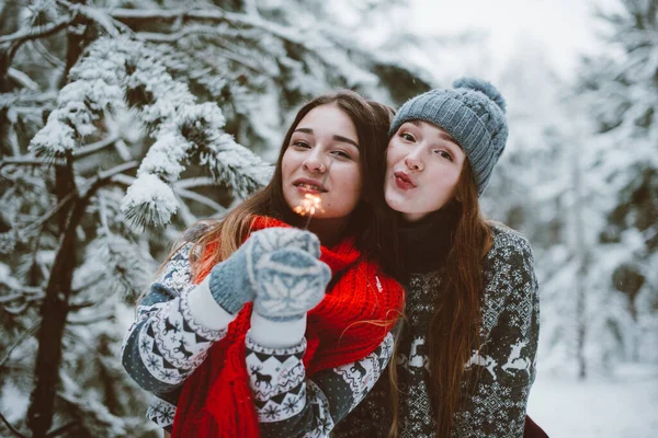 Two Young Teenage Hipster Girl Friends Together Close Fashion Portrait — Stock Photo, Image