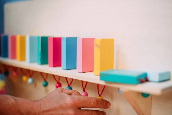 Senior Uomo Divertirsi Sulla Festa Compleanno Parco Giochi Bambini Centro — Foto Stock