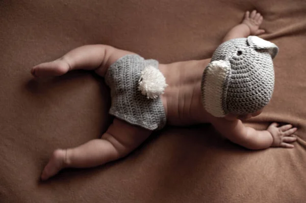 Niño Lindo Mentira Desnuda Sobre Fondo Beige Con Sombrero Ganchillo — Foto de Stock