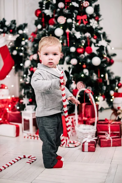 暖炉とクリスマスツリーの周りの若い男の子居心地の良い雰囲気のクリスマスの肖像画 — ストック写真