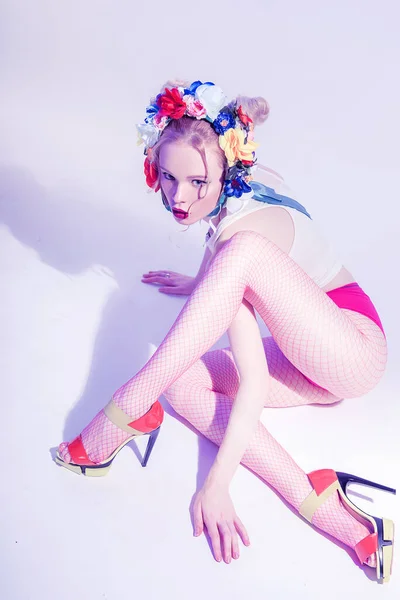 Mooi Meisje Met Bloemen Het Hoofd Draagt Roze Slipje Visnet — Stockfoto