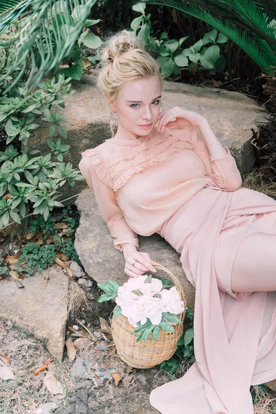 Чувственная Молодая Блондинка Красивая Милая Элегантная Женщина Розовом Сидя Скале — стоковое фото