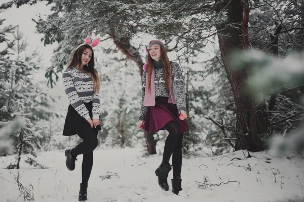 Two Young Teenage Hipster Girl Friends Together Close Fashion Portrait — стоковое фото