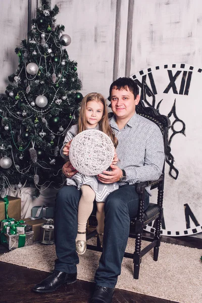 一家人聚集在圣诞树旁 背景中的时钟显示离午夜还有5分钟 平安夜新年 假期和乐趣 圣诞快乐 — 图库照片