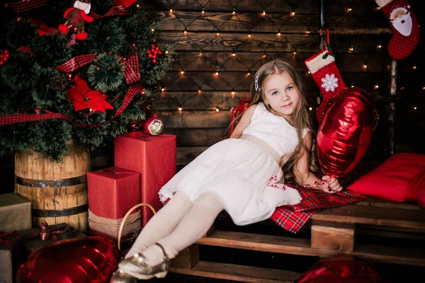 Baby Mädchen Jahre Alt Posiert Raum Über Weihnachtsbaum Mit Dekorationen — Stockfoto