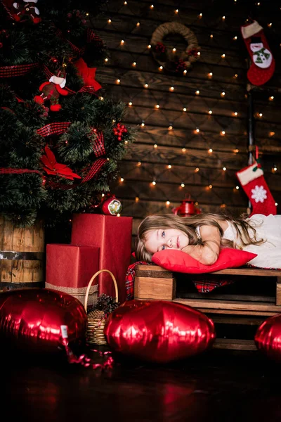 Baby Mädchen Jahre Alt Posiert Raum Über Weihnachtsbaum Mit Dekorationen — Stockfoto