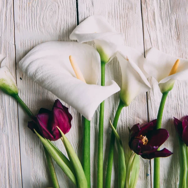 Mockup Branco Calla Flores Fundo Madeira Branco Flat Lay Fundo — Fotografia de Stock