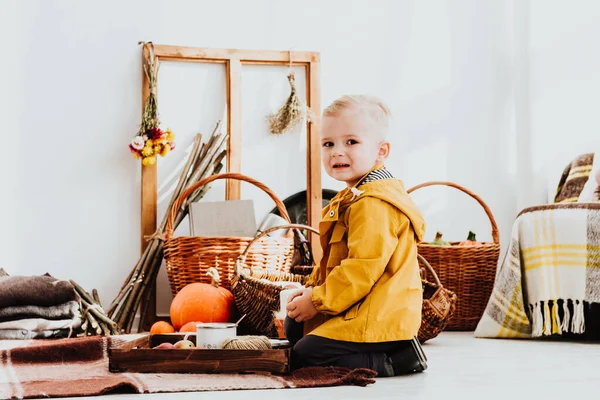 Cool Trendy Hipster Chlapec Roky Nosí Žlutou Bundu Pózující Zdobené — Stock fotografie