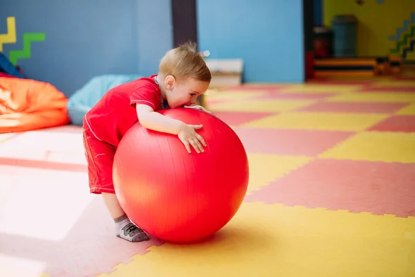 Feliz Niño Riendo Años Edad Que Divierten Hoyo Bola Fiesta —  Fotos de Stock