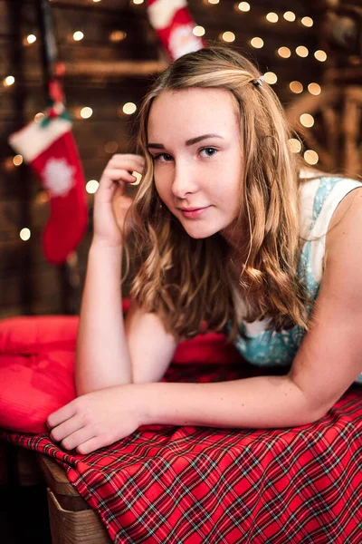 Menina Com Presentes Natal Perto Uma Árvore Natal Casa — Fotografia de Stock