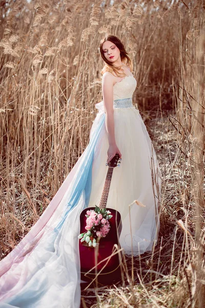 Menina Europeia Romântica Bonita Com Guitarra Com Flores Dentro Posando — Fotografia de Stock