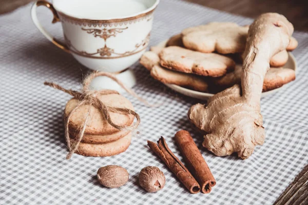 Primer Plano Galletas Jengibre Caseras Canela Jengibre Una Mesa Madera —  Fotos de Stock