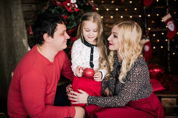 Mooie Jonge Familie Rood Samen Plezier Hebben Voor Kerstvakantie Zitten — Stockfoto