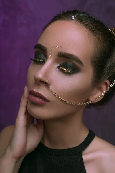 Mädchen Mit Coolem Modischem Make Posiert Studio Matten Lippen Und — Stockfoto
