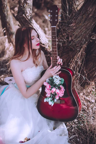 아름다운 소녀가 기타를 야외에 포즈를 취합니다 자연의 리터치 — 스톡 사진