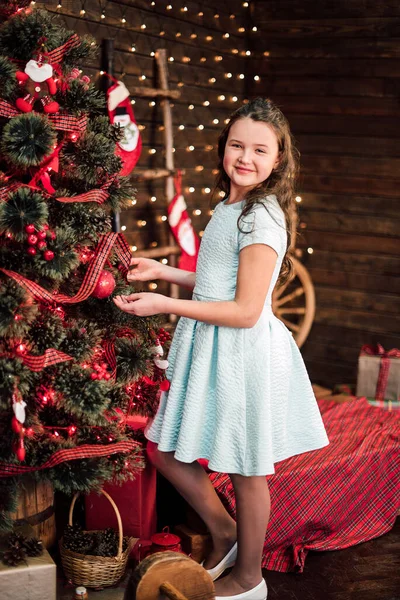 Menina Com Presentes Natal Perto Uma Árvore Natal Casa Fotografia De Stock