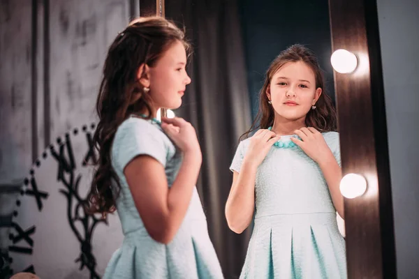 Bonitinho Fashionista Menina Feliz Olhando Para Espelho Imagens De Bancos De Imagens