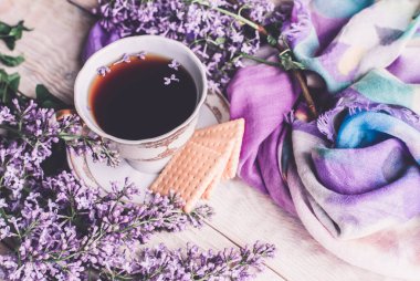 Sabah tişörtü, kurabiyeler ve yukarıdaki ahşap masada leylak çiçeği. Güzel kahvaltı. Kopya alanı ile düz uzanma biçimi