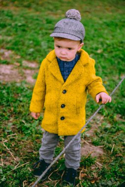 Kırsal kesimdeki çiftlikte duran küçük çocuk