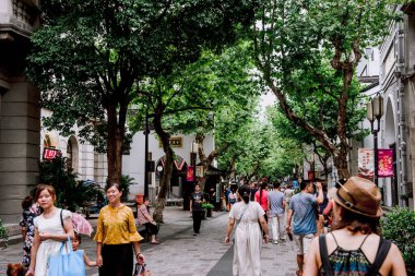 Hangzhou, Çin - 1 Ağustos 2017: Sokak turistleri, geleneksel sokak yemekleri ve sobacılar, eski tarihsel mimari ve müzeler.