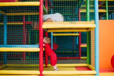 Mutlu gülen çocuk 1-2 yaşında. Büyükbabasıyla eğleniyor. Doğum günü partisinde.. 