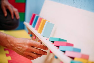 Son sınıf öğrencisi, çocuk parkında ve oyun merkezinde doğum günü partisinde eğleniyor.. 