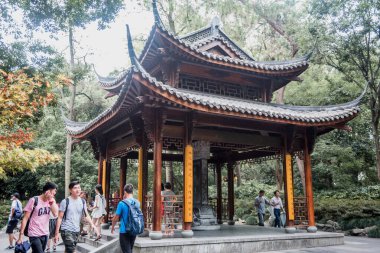 HANGZHOU, ÇİN-Ağustos 04, 2017: Hangzhou, Çin 'deki Lingyin Tapınağı' nda Buda 'ya gülerek turist ziyareti. Mide heykeline dokunmanın şans ve mutluluk getirdiğine inanılır..