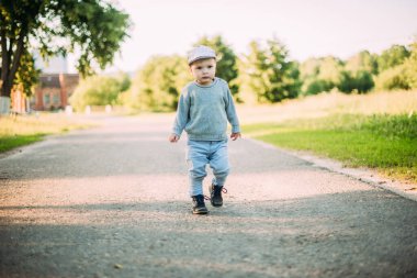 Erkek bebek 1-2 yaşında yazın doğayı keşfediyor, eğleniyor.