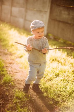 Erkek bebek 1-2 yaşında yazın doğayı keşfediyor, eğleniyor.