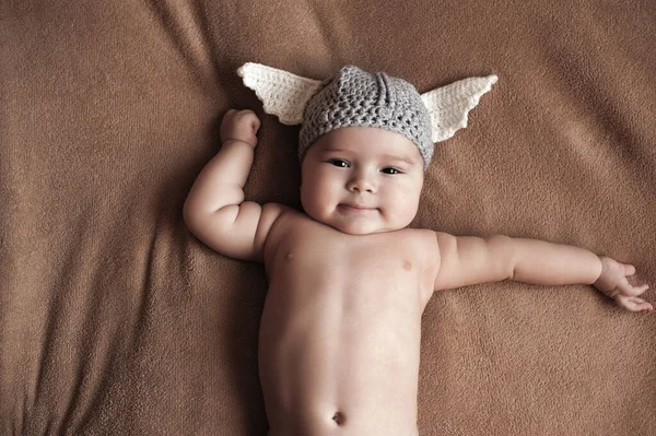 Bambino Carino Giacere Nudo Uno Sfondo Beige Indossando Cappello All — Foto Stock