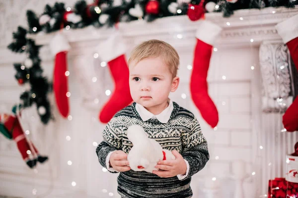 暖炉とクリスマスツリーの周りの若い男の子居心地の良い雰囲気のクリスマスの肖像画 — ストック写真