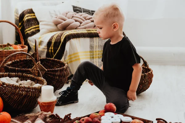 Cool Moderno Hipster Menino Anos Idade Usa Casaco Amarelo Posando — Fotografia de Stock