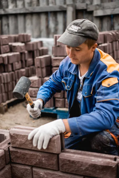 Giovane Lavoratore Edile All Aperto Fondo Ristrutturazione — Foto Stock